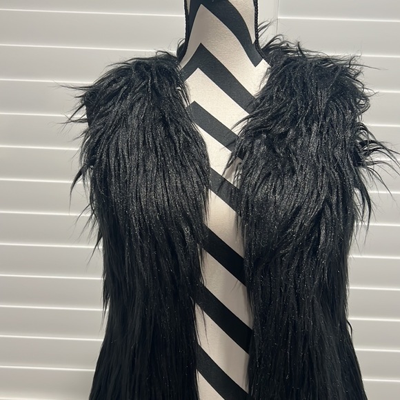 Say What Faux Fur Black Vest - Picture 7 of 9